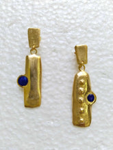 Boucles d'oreilles asymétriques dorée avec émail - Faces